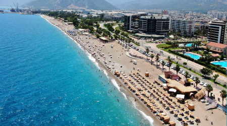 Antalya'da tatilciler sahilleri doldurmaya balad