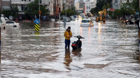 Antalya'da yollar nehre döndü