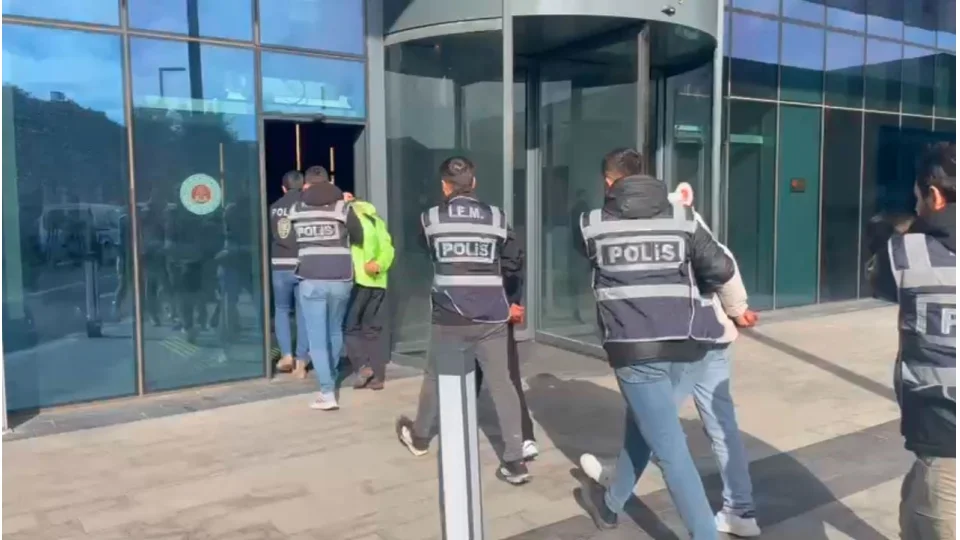 Arnavutk�y'de hara� �etesine darbe: Lastik�iyi kur�unlayan 5 ��pheli yakaland�