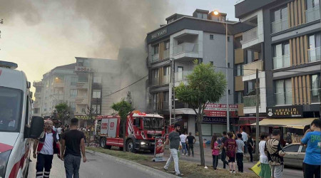 Arnavutköy'de yangın 6 katlı iki binaya sıçradı