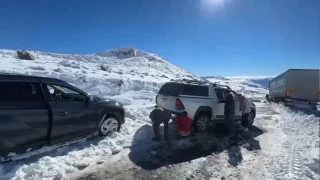 Artvin'de kar yağışı sürücülere zor anlar yaşattı