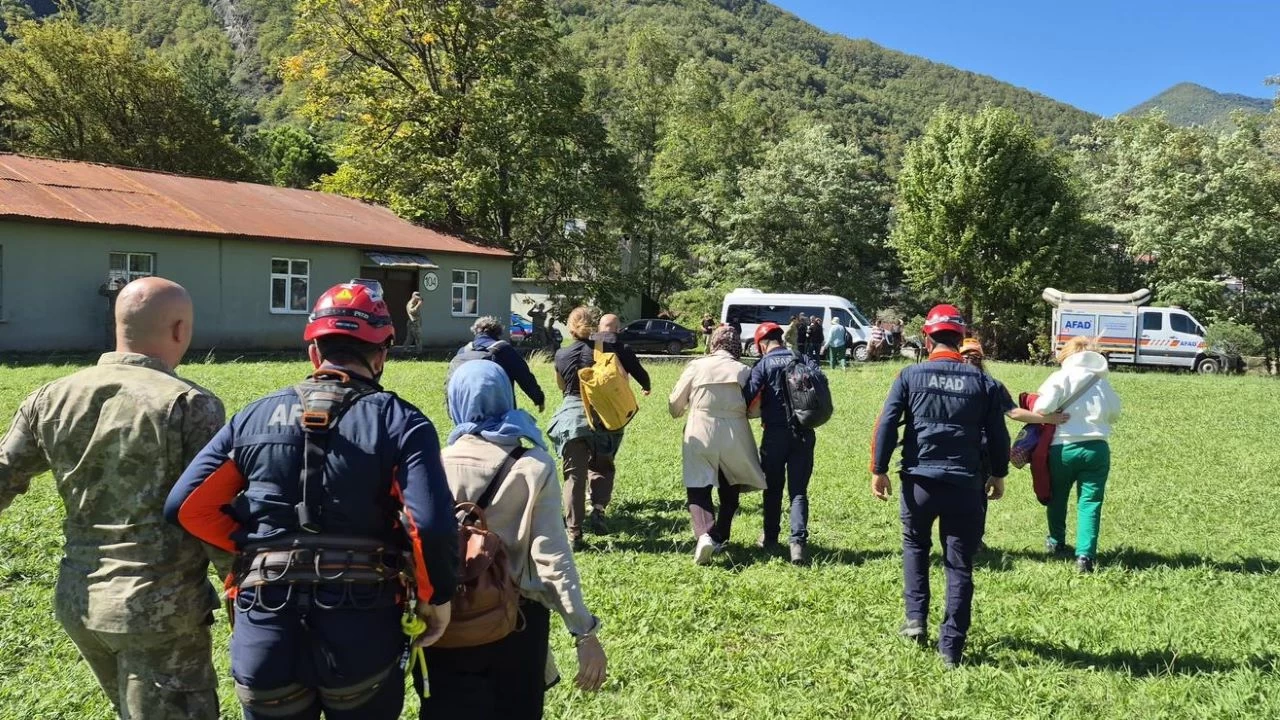 Artvin'de mahsur kalan turistler helikopterlerle tahliye edildi