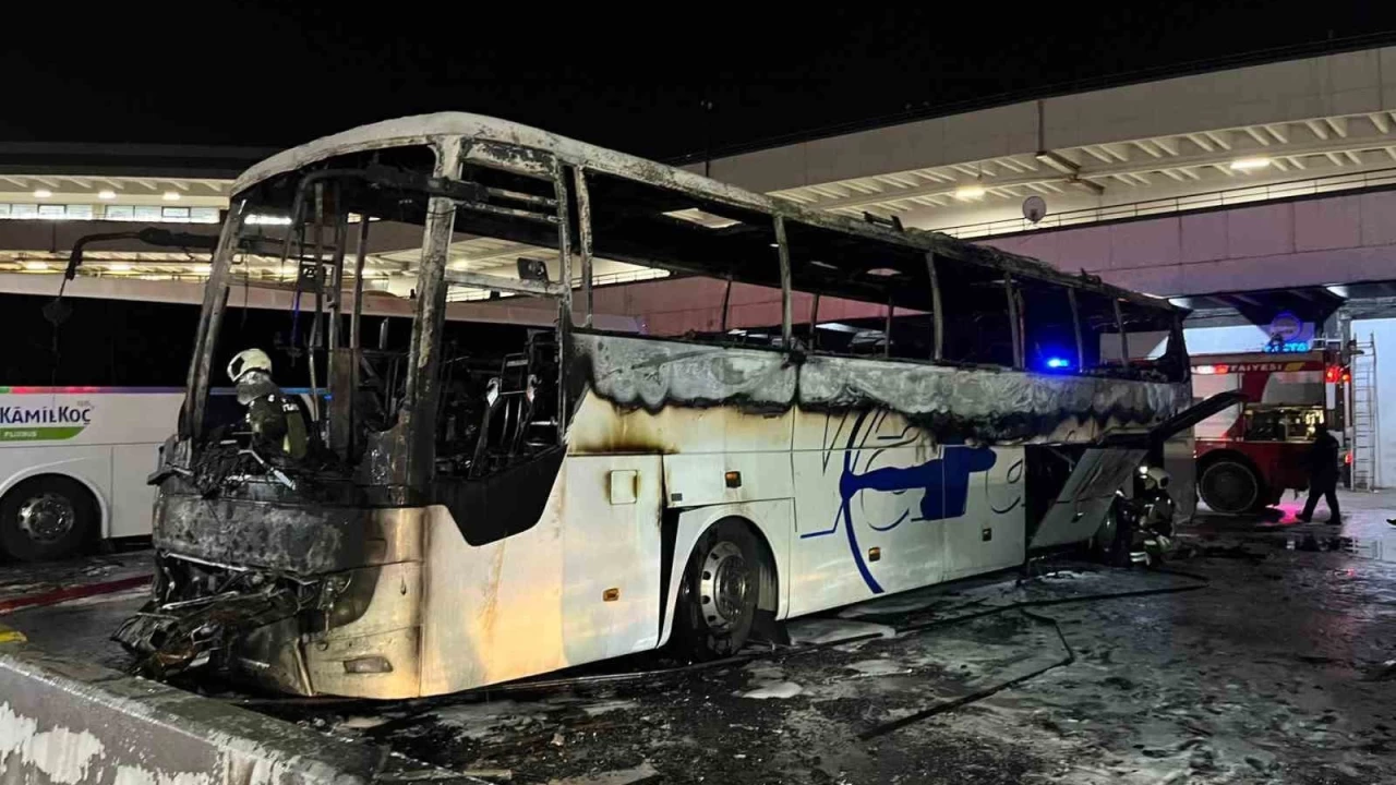 AŞTİ'de otobüs yangını paniğe neden oldu