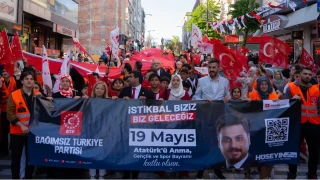 Avc�lar�da muhte�em 19 May�s korteji: 150 metrelik dev bayrakla caddeler k�rm�z� beyaza boyand�