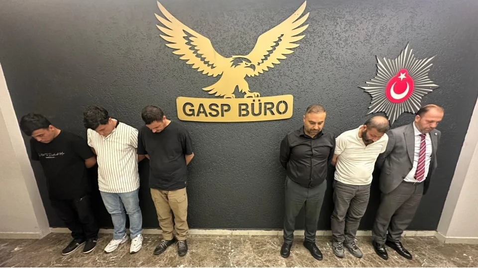 AVM'de racon kesenler enselendi