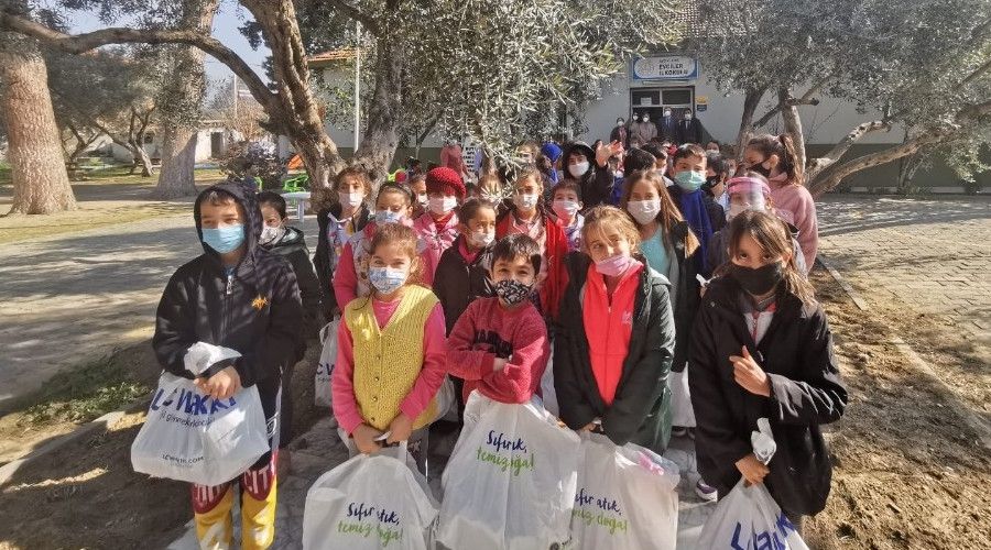 Aydınlı çocuklara giyecek yardımı