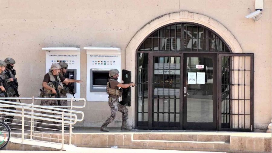 Banka m�d�r�n� rehin alan �ah�s  2 saat sonra ikna edildi