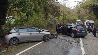 Bartın'da iki otomobil kafa kafaya çarpıştı: 1 ölü, 5 yaralı