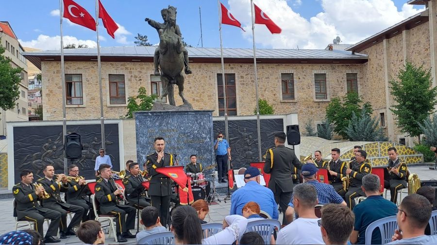 Bayburt'ta 3. Ordu Komutanl��� bando tak�m� konser verdi