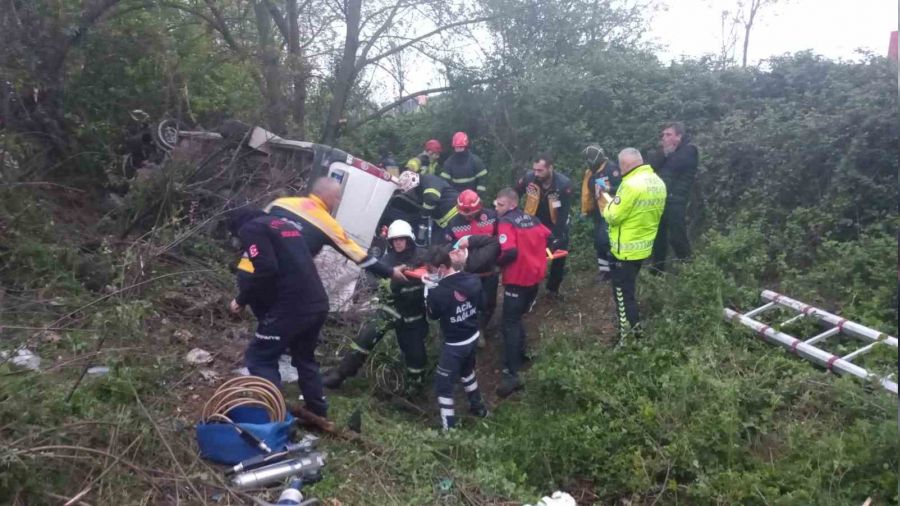 Bayram tatili i�in yola ��kan minib�s devrildi: 13 yaral�
