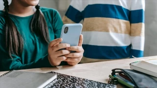 Belçika'da okullarda akıllı telefon kullanımı yasaklandı