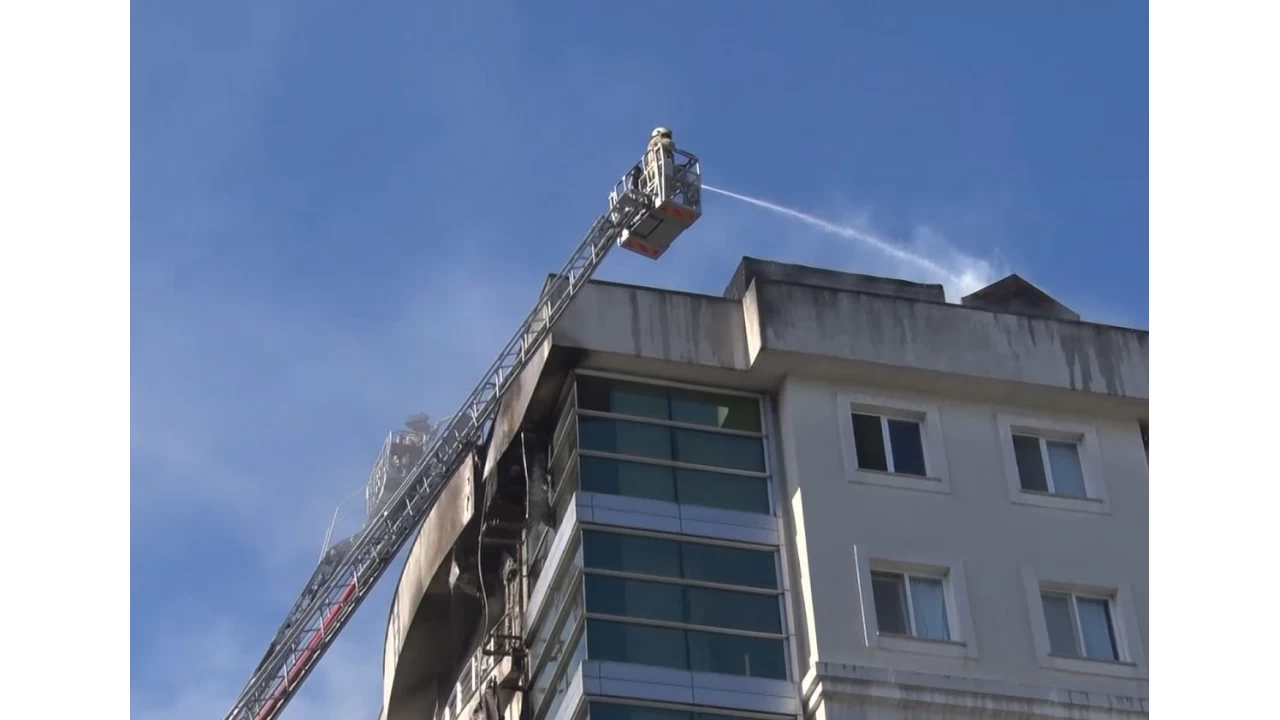 Beylikdüzü'nde korkutan çatı yangını