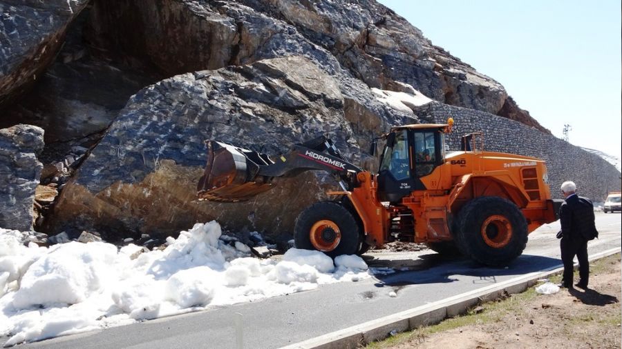 Bitlis'te dev kaya bloklar� karayoluna d��t�