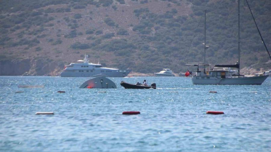 Bodrum'da 19 metrelik motoryat battı