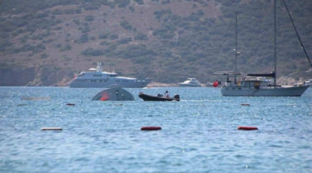 Bodrum'da 19 metrelik motoryat battı