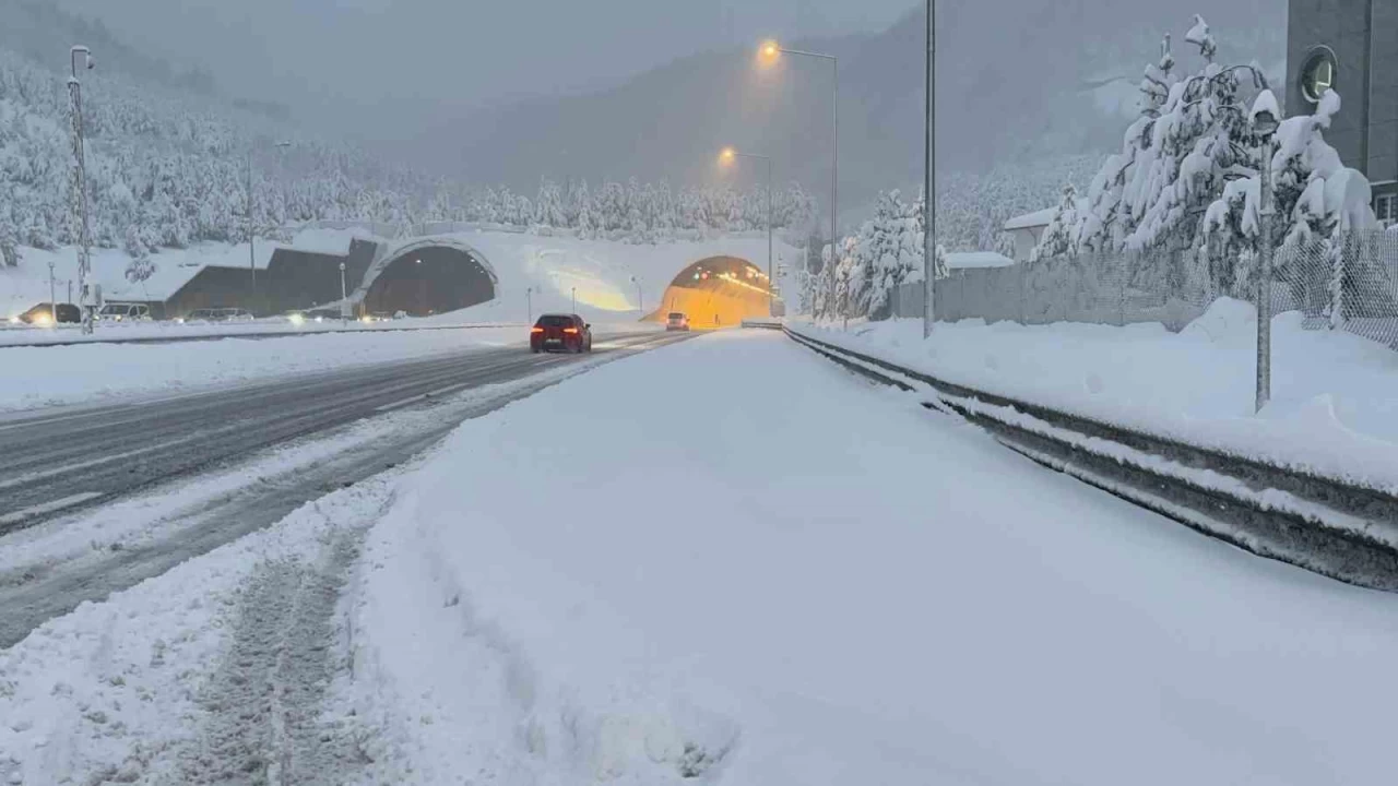 Bolu Dağı Tüneli ulaşıma açıldı: Kar yağışı devam ediyor