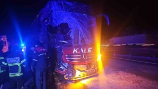 Bolu'da yolcu otobüsü tıra çarptı: 6 yaralı