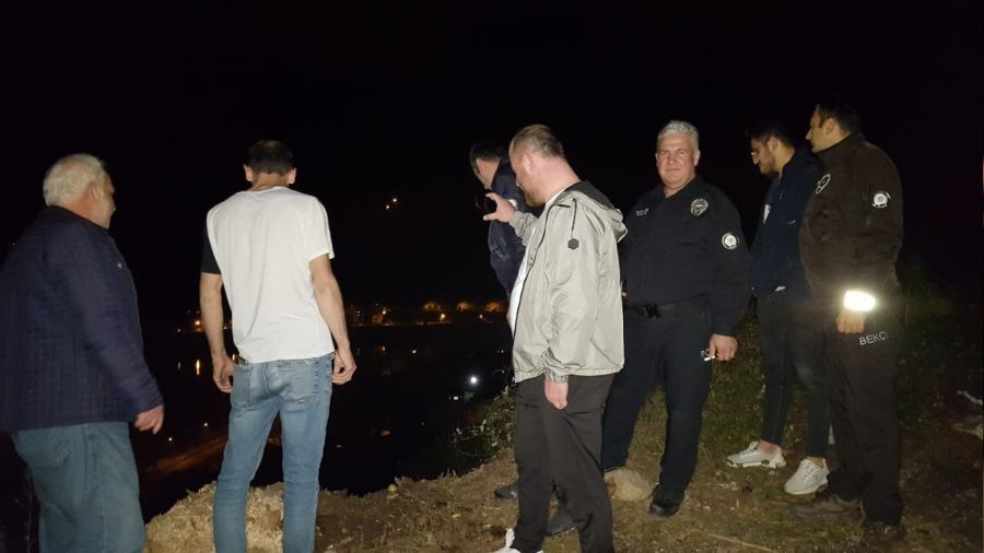Borçka'da ilçe merkezine inen ayı paniğe neden oldu