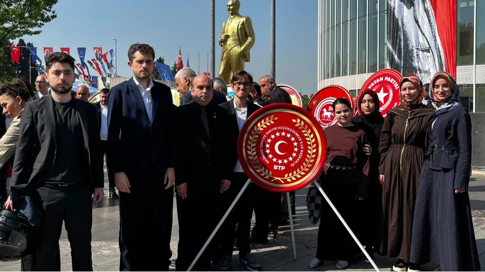 BTP K���k�ekmece �l�e Te�kilat�ndan Atat�rk B�st��ne anlaml� �elenk takdimi