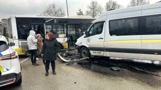 Bursa'da okul servisi otobüsle çarpıştı: 9 yaralı