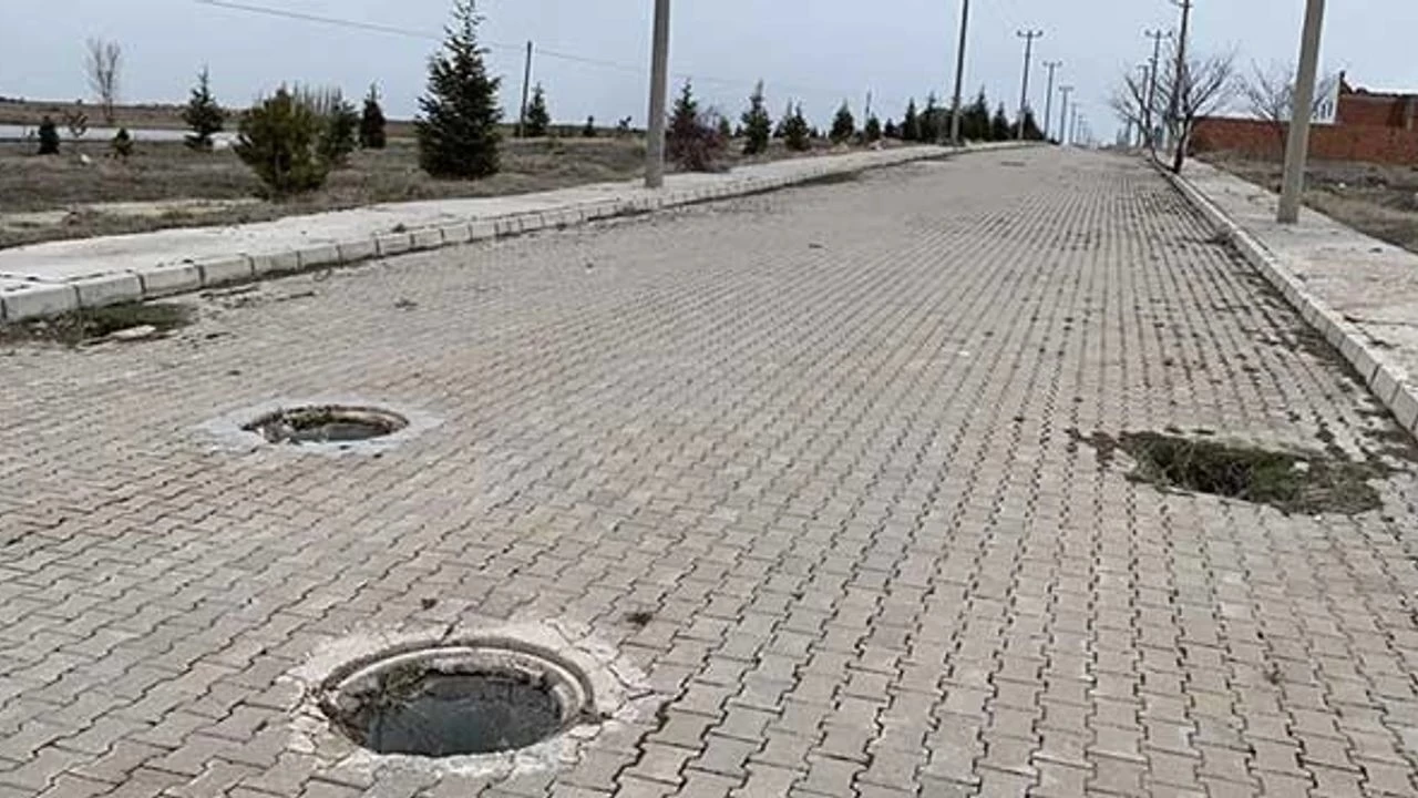 Cadde ve sokaklardaki rögarlar tehlike oluşturuyor