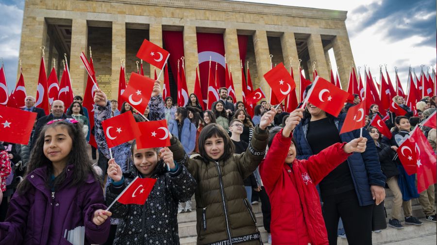 Çocuklar Anıtkabir'e koştu