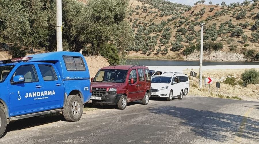 Çocuklarının gözü önünde gölete atladı