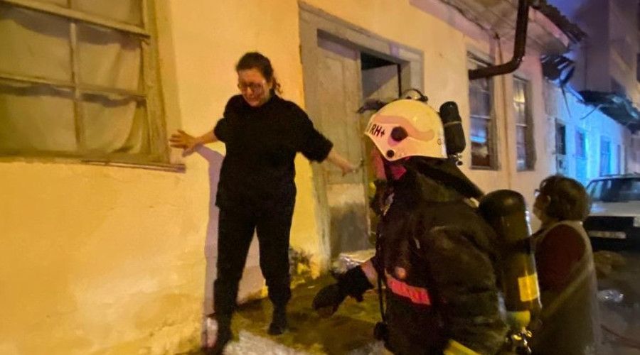 Çöp ev alev alev yandı, anne ve kızı gözyaşlarına boğuldu