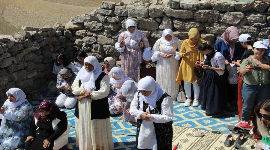 Cudi Da��ndaki Nuh Mescidin de ��k�r namaz�