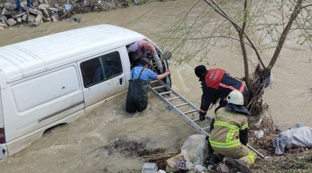 Dereye uçan araçtan böyle kurtardılar