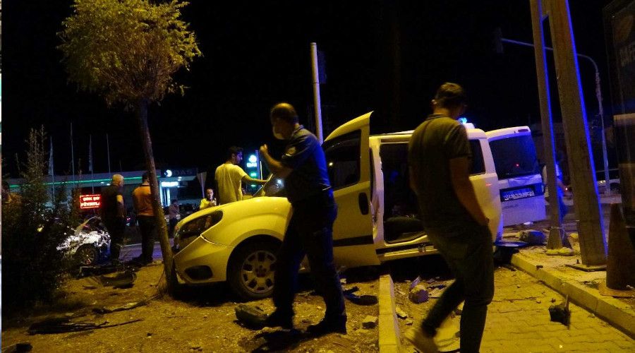 Devriye gezen polis ekipleri kaza yaptı