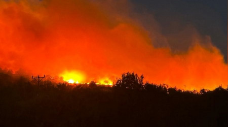 Diyarbakır'da gece çıkan örtü yangını devam ediyor