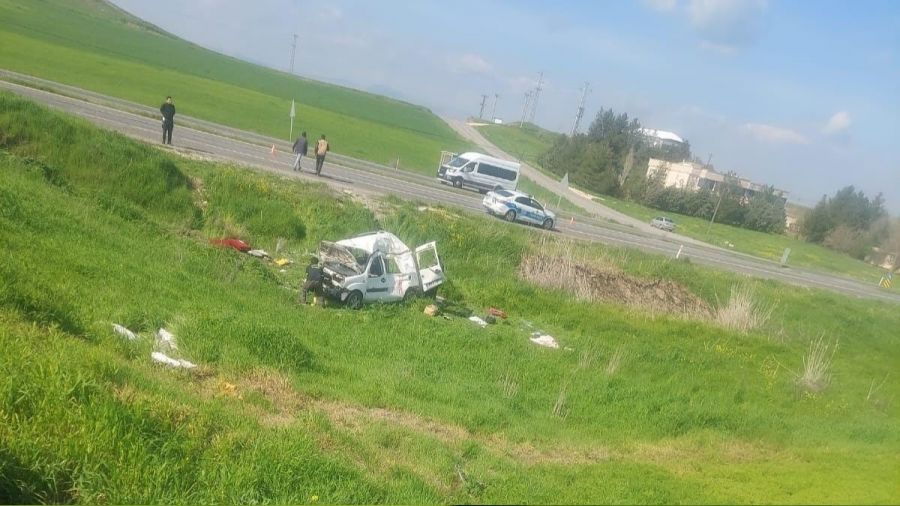 Diyarbak�r'da otomobil tarlaya u�tu: 4 yaral�