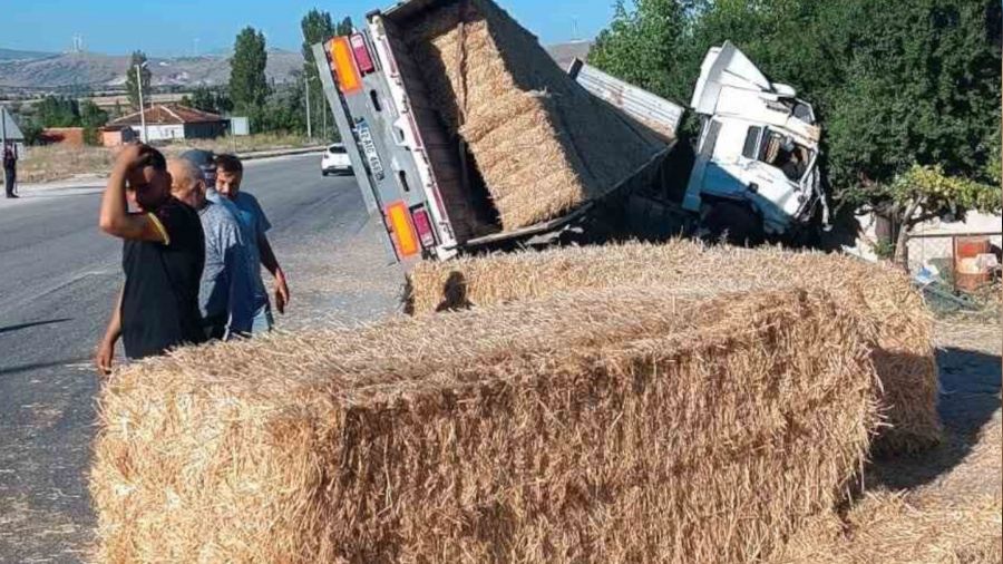 Dolmuş beklerken üzerine saman balyası düşen kadın hayatını kaybetti