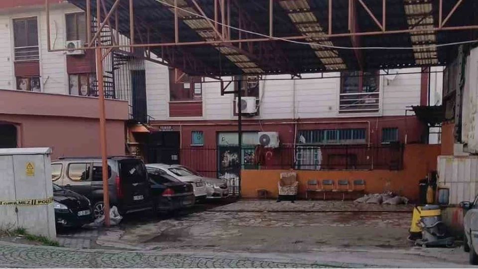 D�kkan�n�n �n�nde u�rad��� silahl� sald�r�da yaraland�