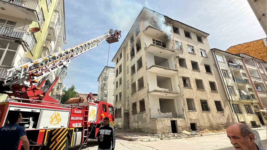 Elaz'da ar hasarl binada yangn kt