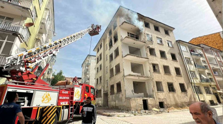 Elaz'da ar hasarl binada yangn kt