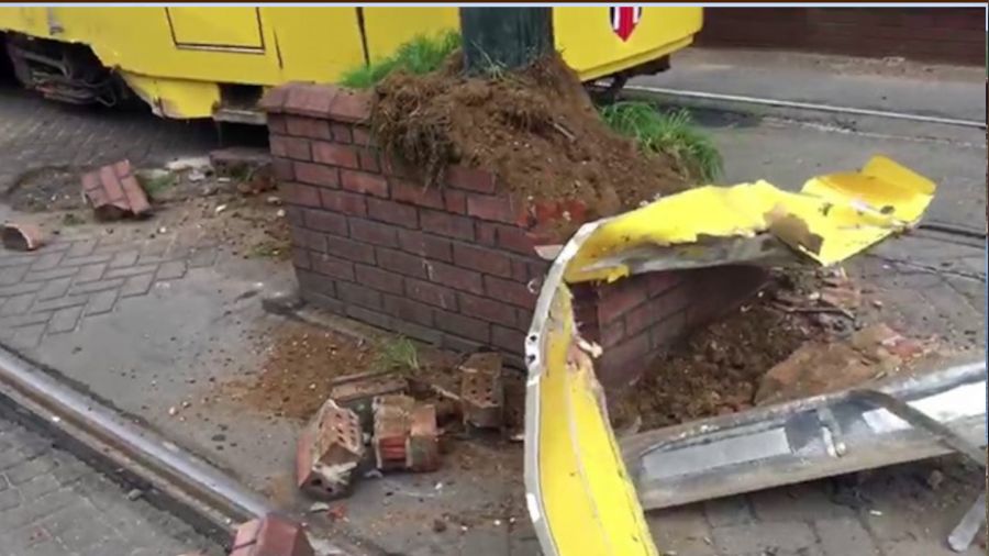 Emin�n�'nde raydan ��kan tramvay kaza yapt�