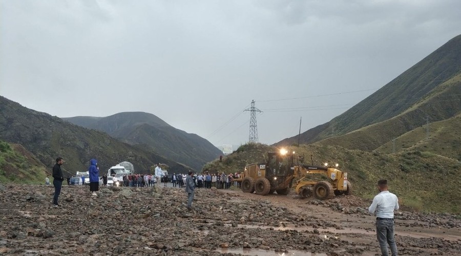 Erzurum - Artvin karayolunda heyelan