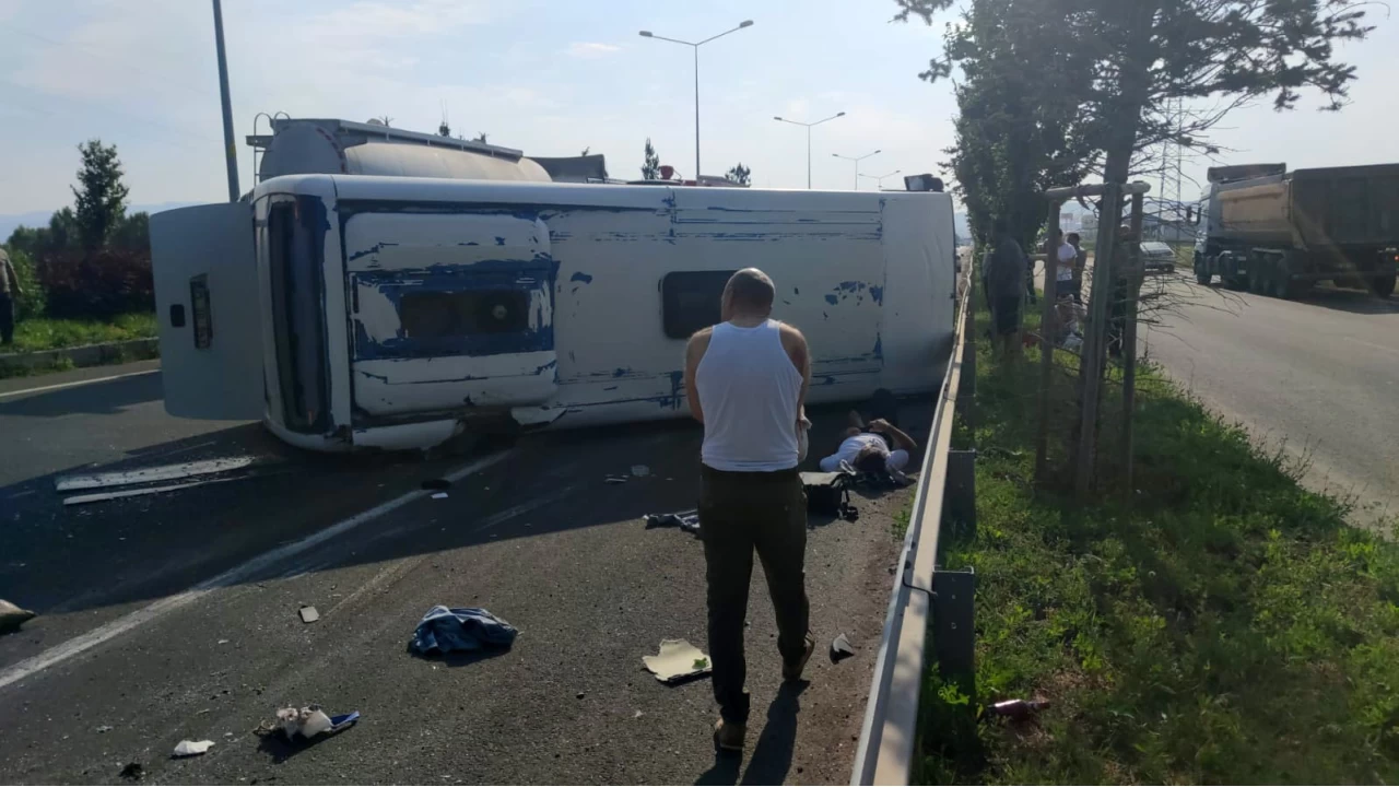 Erzurum'da devrilen servis arac�ndaki 6 ki�i yaraland�