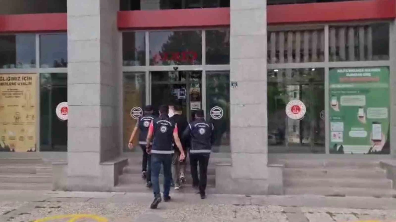 Erzurum'da t�r�n dorsesinde 22 d�zensiz g��men yakaland�