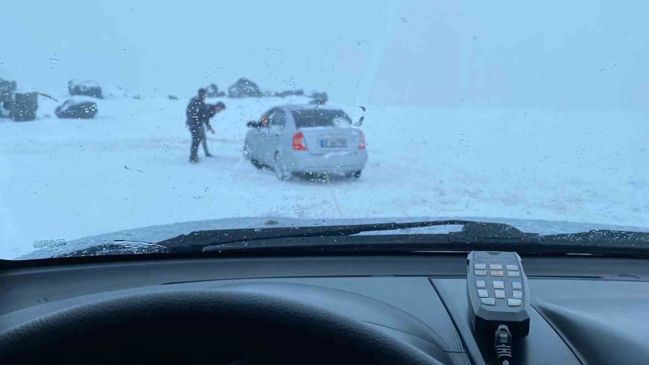 Erzurum'da yolda kalanlara offroad�ular yeti�ti