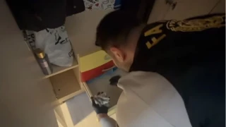 Fatih'te g�nd�z vakti bir eve ate� a��ld�: Uyu�turucu ve silahla yakalanan �ah�s tutukland�