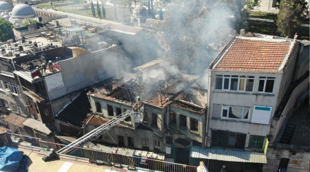Fatih'te oyuncak deposunda yangın