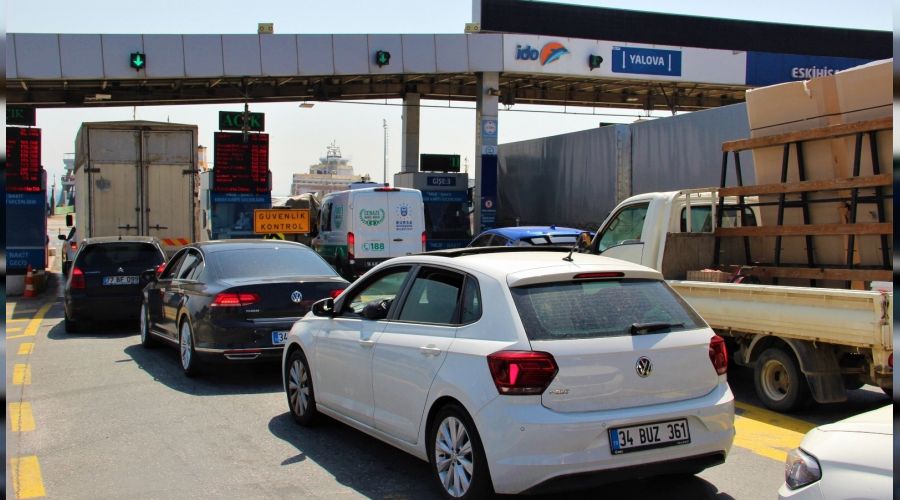 Feribot iskelesinde yoğunluk oluştu