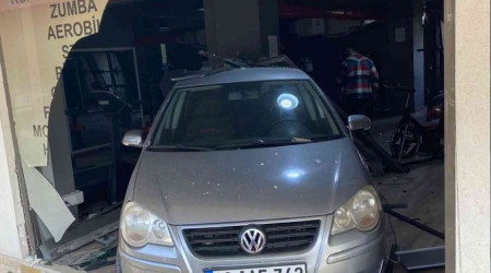 Fren yerine gaza bastı, spor salonuna daldı