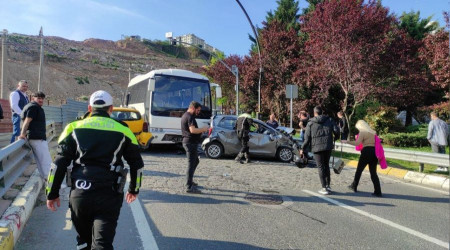 Freni patlayan midibüs 5 araca daldı