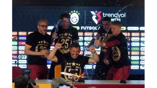 Galatasarayl futbolculardan basn toplantsnda sulu kutlama