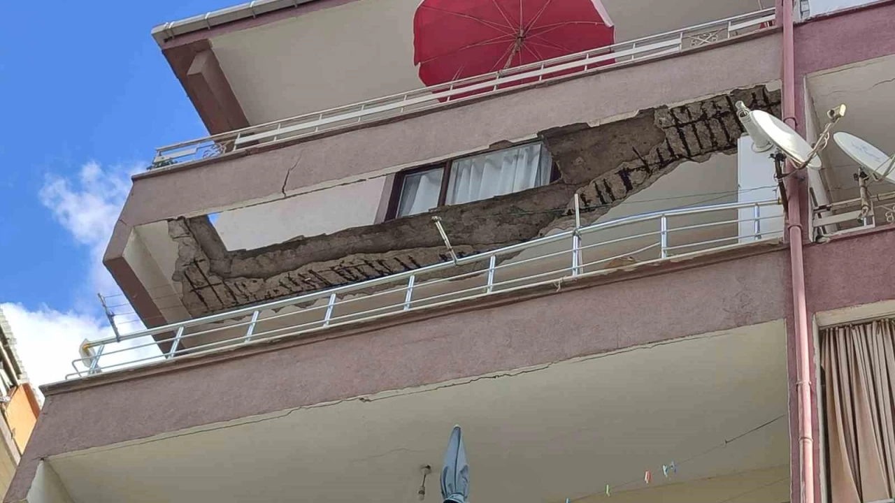 G�ng�ren'de balkonu ��ken 5 katl� bina bo�alt�ld�