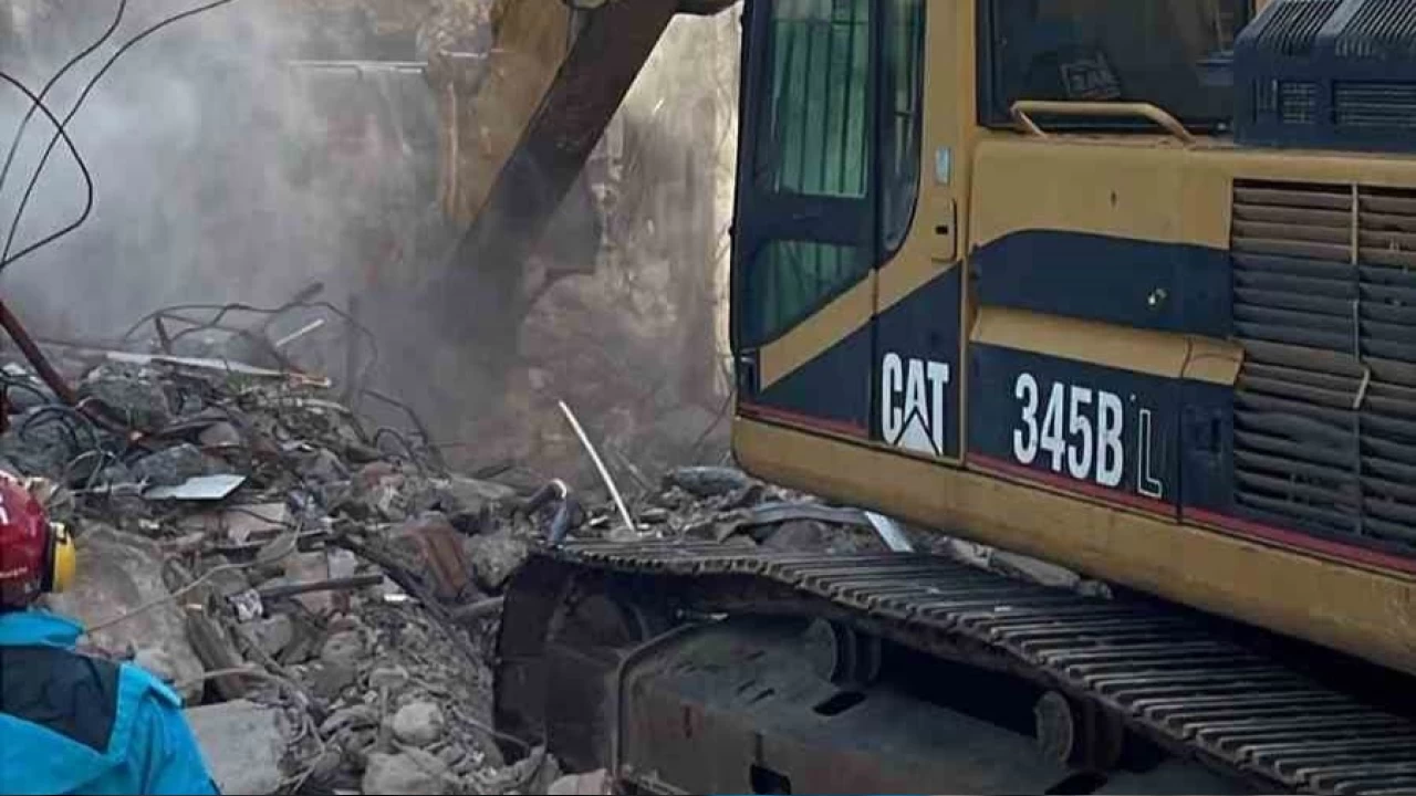 G�ng�ren'de binan�n ��kmesine ili�kin 2 ki�i g�zalt�na al�nd�